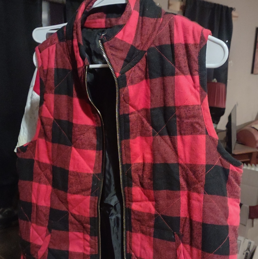 Woman's Mudpie red and black plaid zip up sleeveless quilted Puffer vest Large